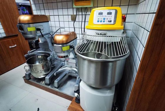 mezclador de pasta de acero inoxidable espiral resistente de la velocidad dual del mezclador de pasta 4.5kw 50 kilogramos con rejilla del cuenco