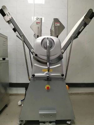 Soplo revisable del cruasán de la máquina de Sheeter de la pasta de pasteles que hace estilo europeo 0.75kw resistente